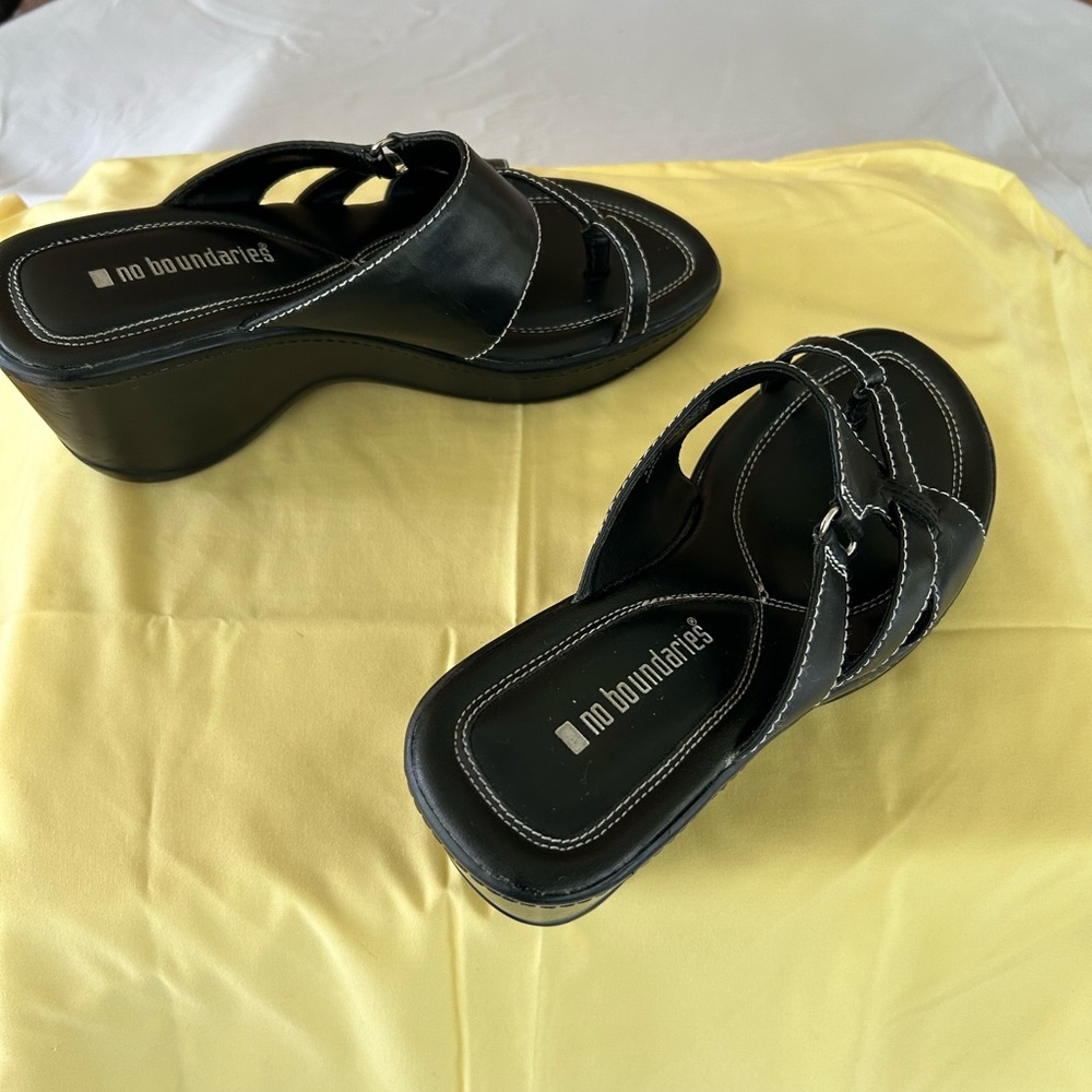 Women’s size 8 No Boundaries, black slip on sandal. - Picture 3 of 7